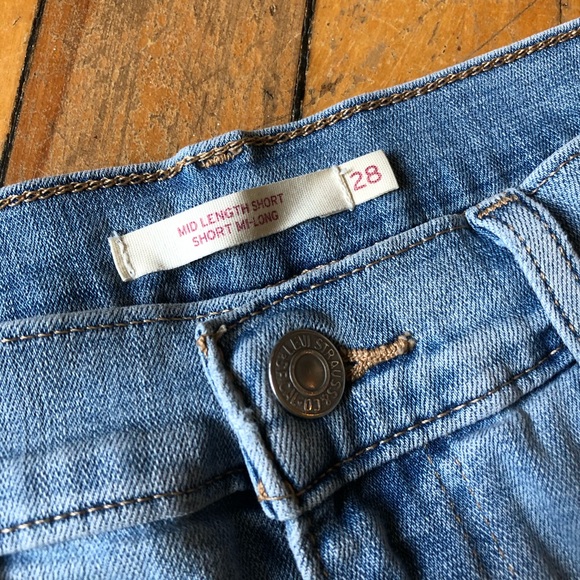 Levi’s Mid Length Shorts | Light Wash Denim - Picture 5 of 5